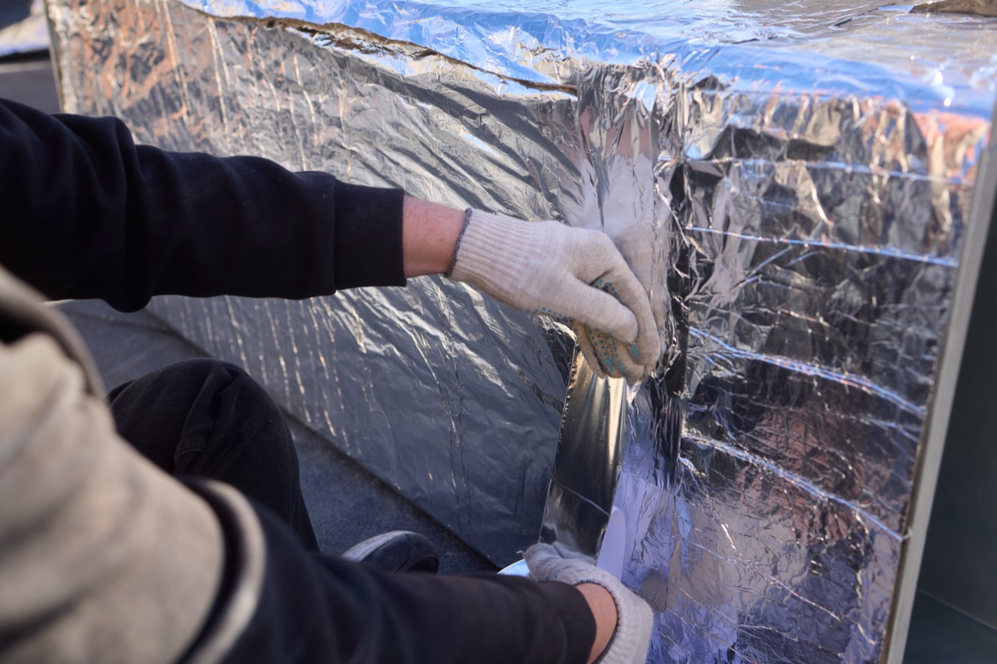 Montaj de folie reflectivă pe structura acoperișului